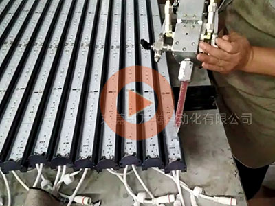 半自動(dòng)手持式灌膠機(jī)為L(zhǎng)ED燈條灌注膠水