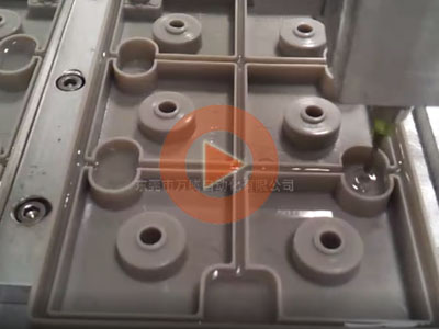 全自動灌膠機(jī)為汽車蓄電池蓋板灌注膠水