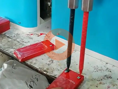 電池灌注雙色極柱膠視頻